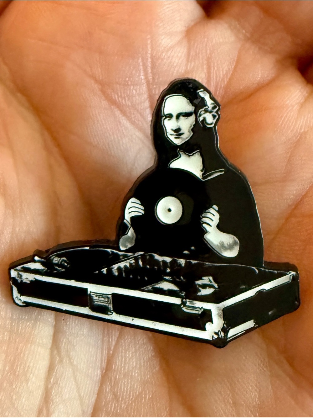 New Mona Lisa DJ Enamel Pin Badge Lapel Hat Jacket Funny Humor Gift Music Lover
